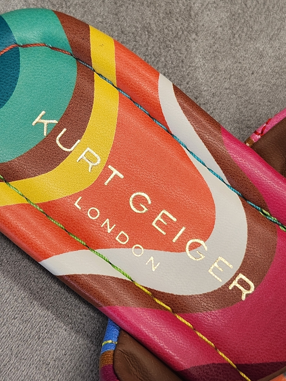 Kurt Geiger Kensington Sandals 6.5 Abstract Orange Tan T-Bar Thong Logo New $180 - Picture 11 of 13